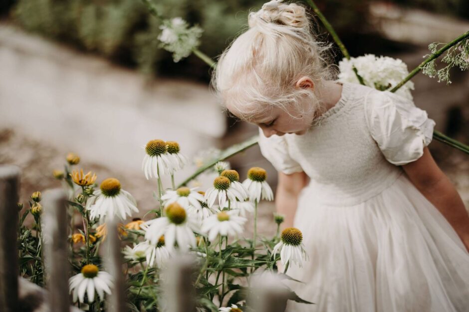 Mädchen riecht an Magarithe