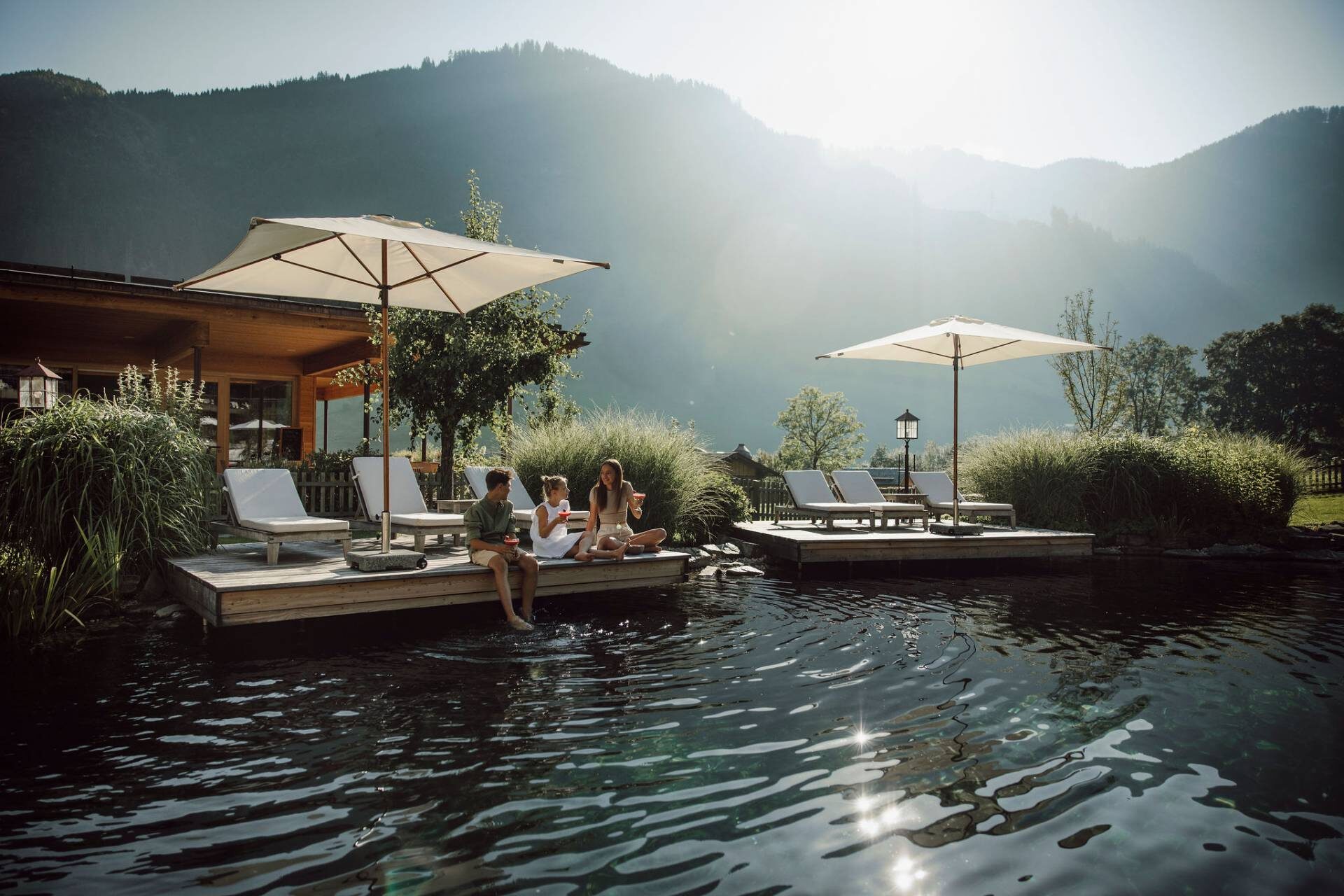 Teenager am Badesee im Familienurlaub am Moar Gut