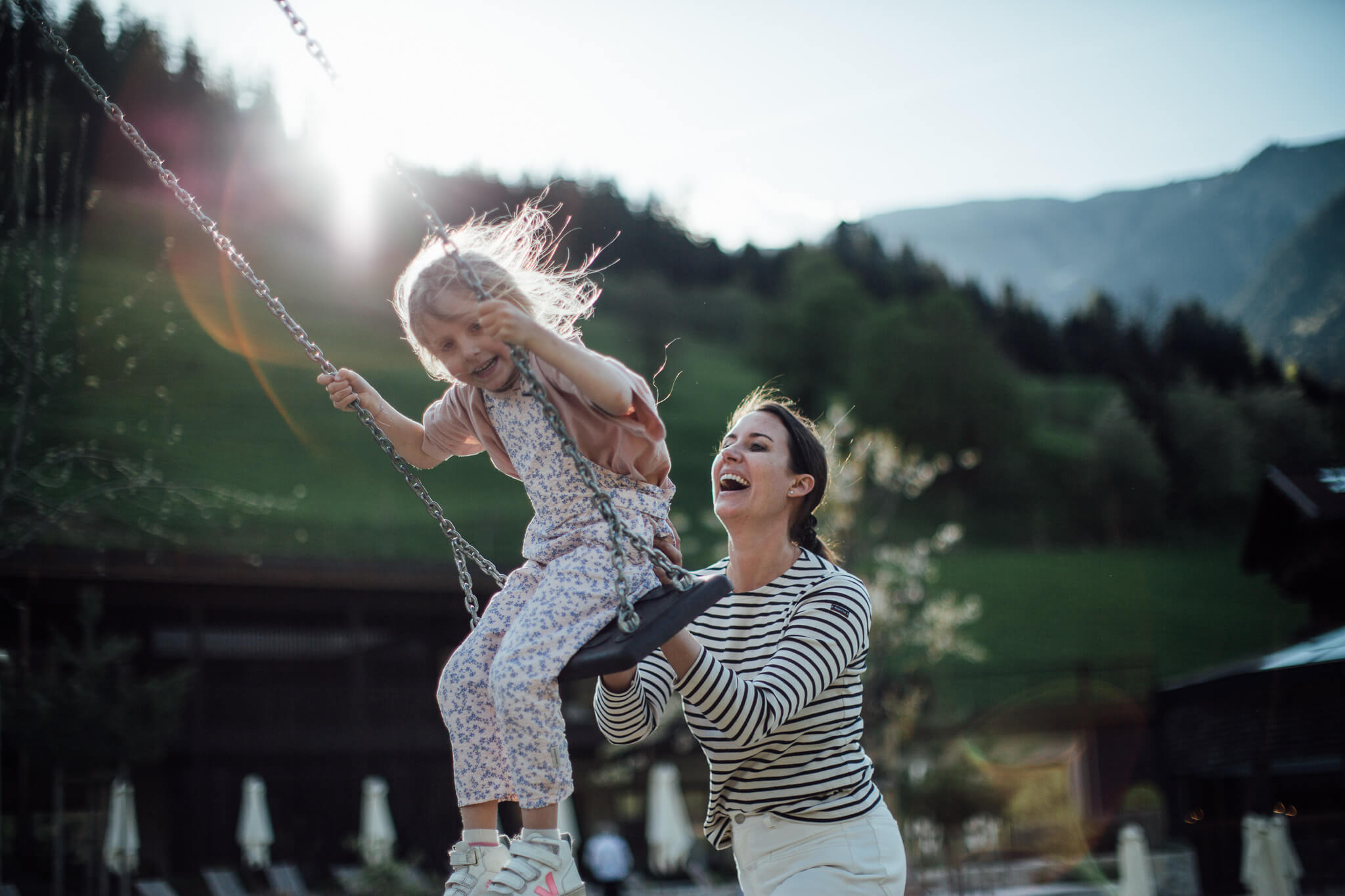 mama schaukelt mit kind