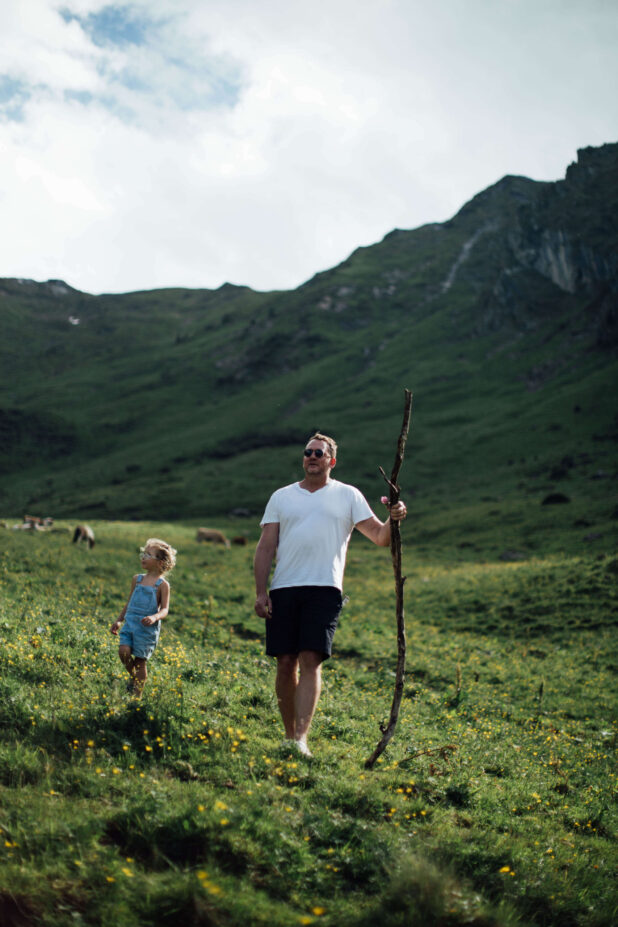 mann und sohn auf der alm