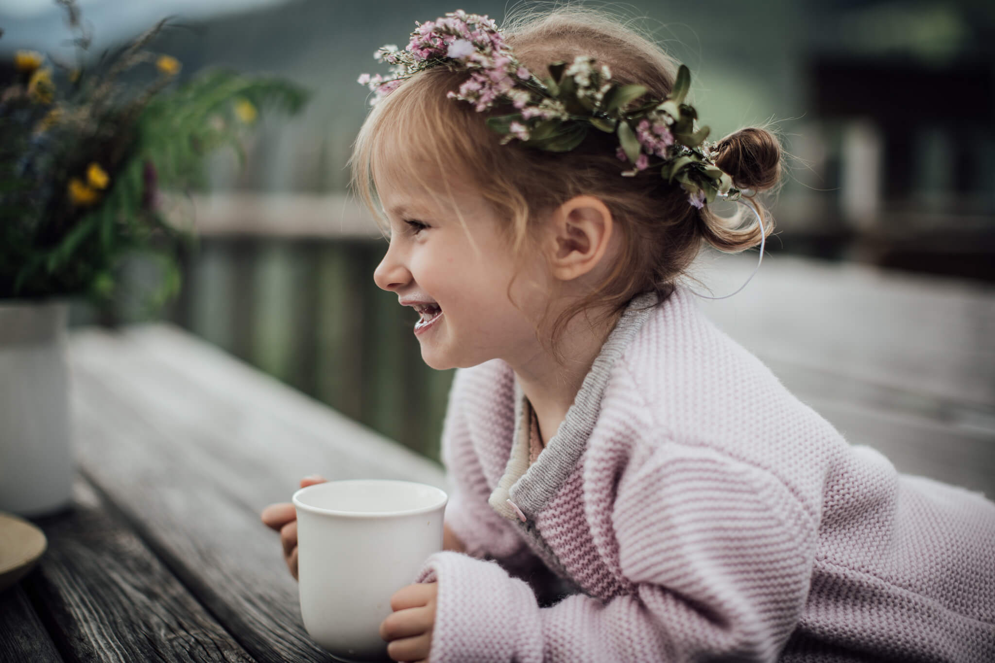 mädchen trinkt aus milch