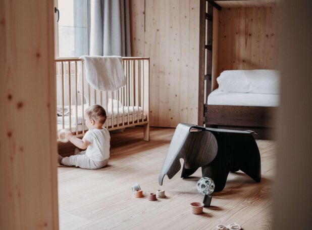 Kind spielt im Kinderzimmer