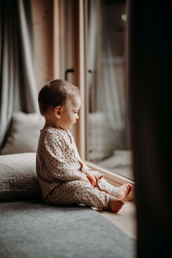 baby sitzt am fenster