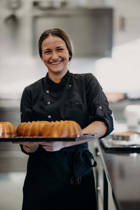 Köchin mit Gugelhupf