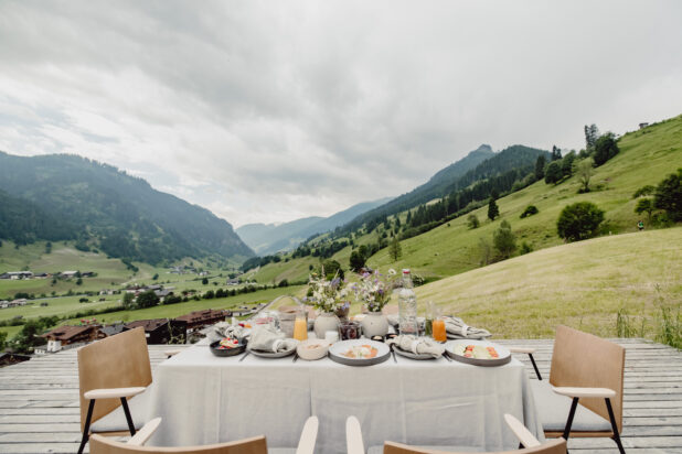 Frühstück auf der Plattform in den Bergen
