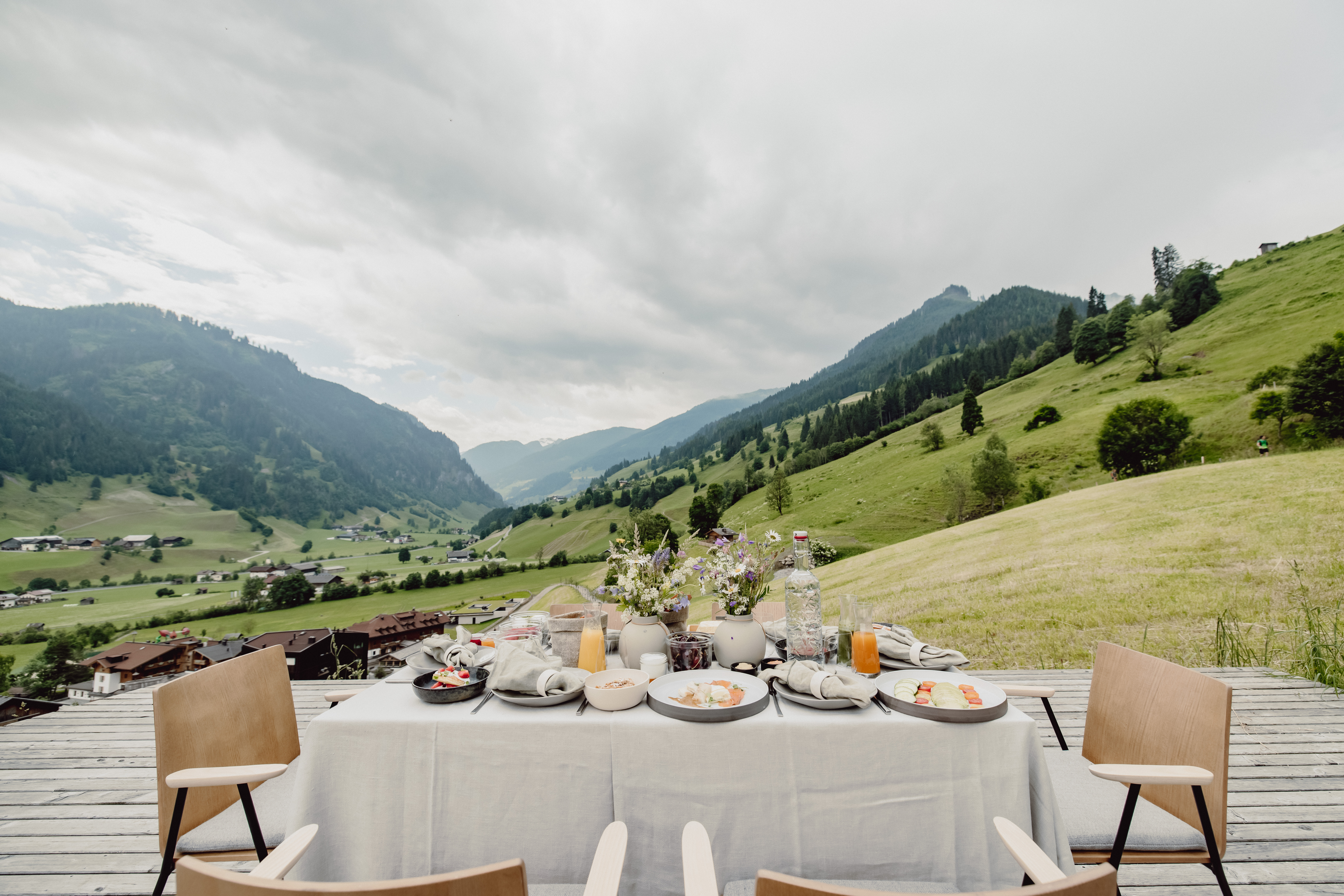 Frühstück auf der Plattform in den Bergen