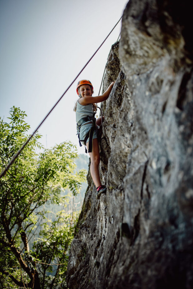 Mädchen am Fels beim Klettern