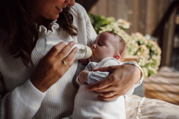 mama gibt baby die flasche