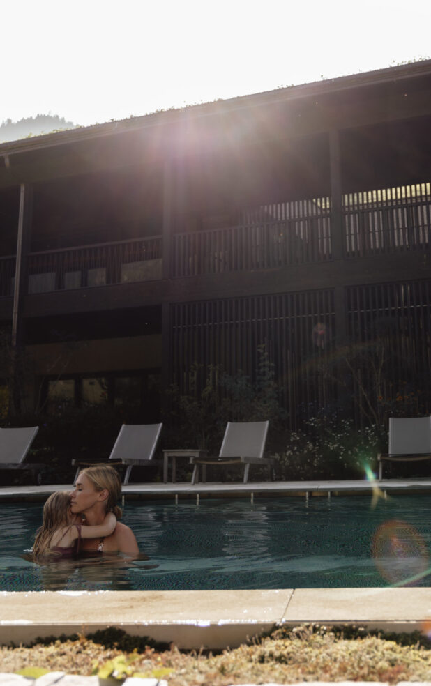 mama und tochter im pool