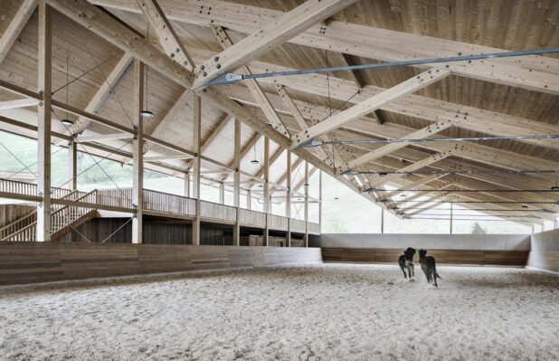 Reithalle mit schwebendem Dach