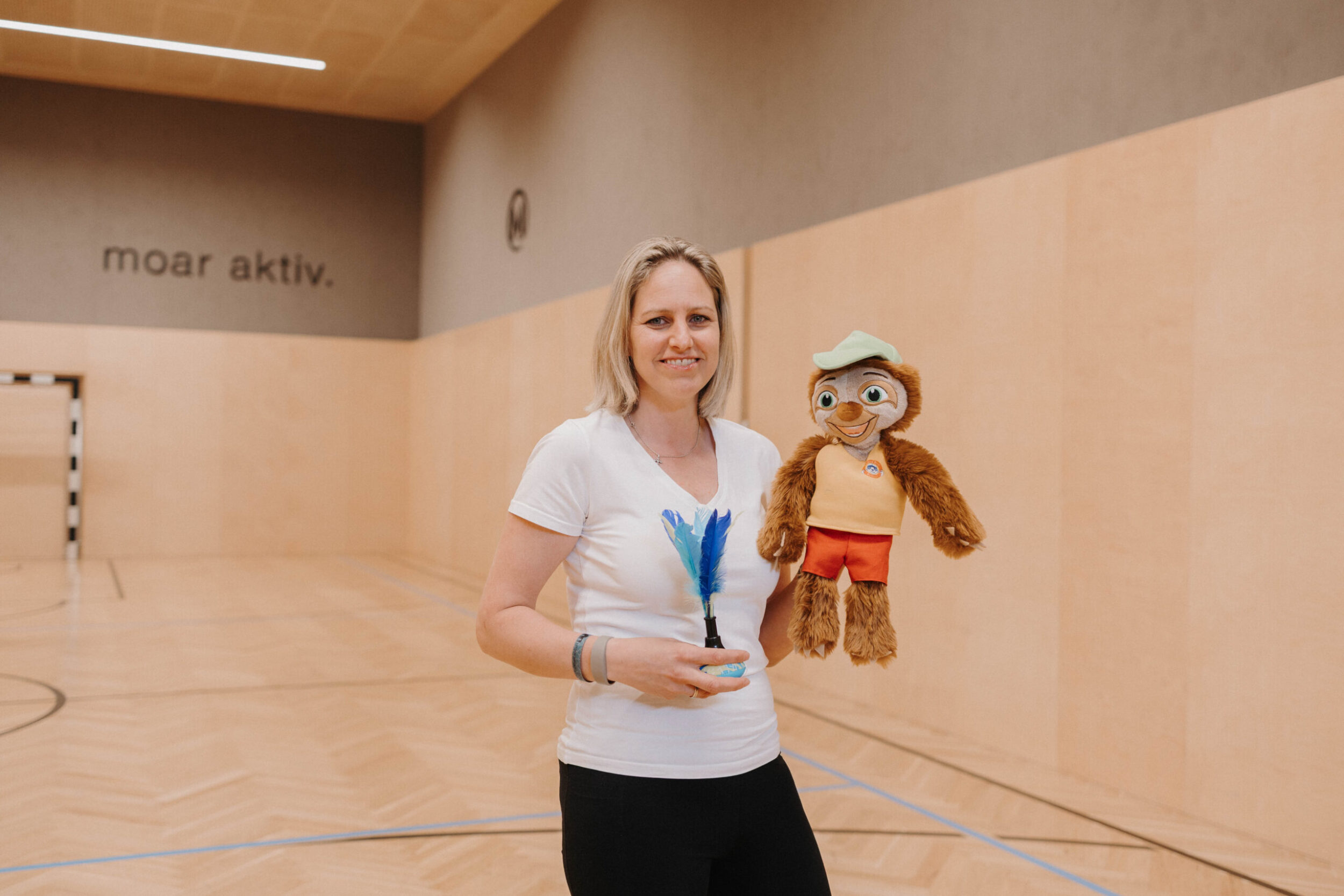 Conny, Leiterin im Natur Kinderhof mit Fauli von Beweg dich schlau