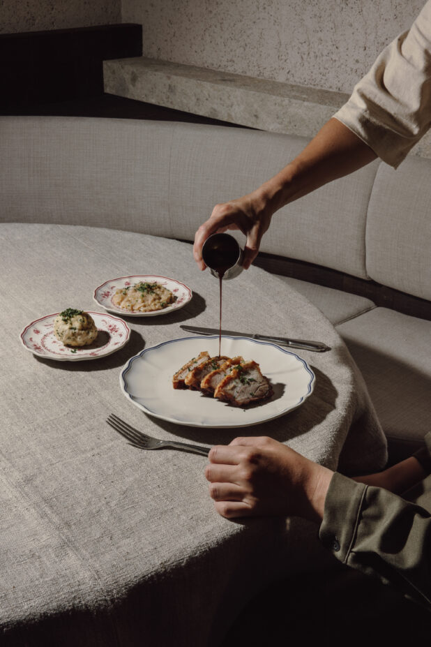Schweinebraten mit Knödel, Kraut und Sauce