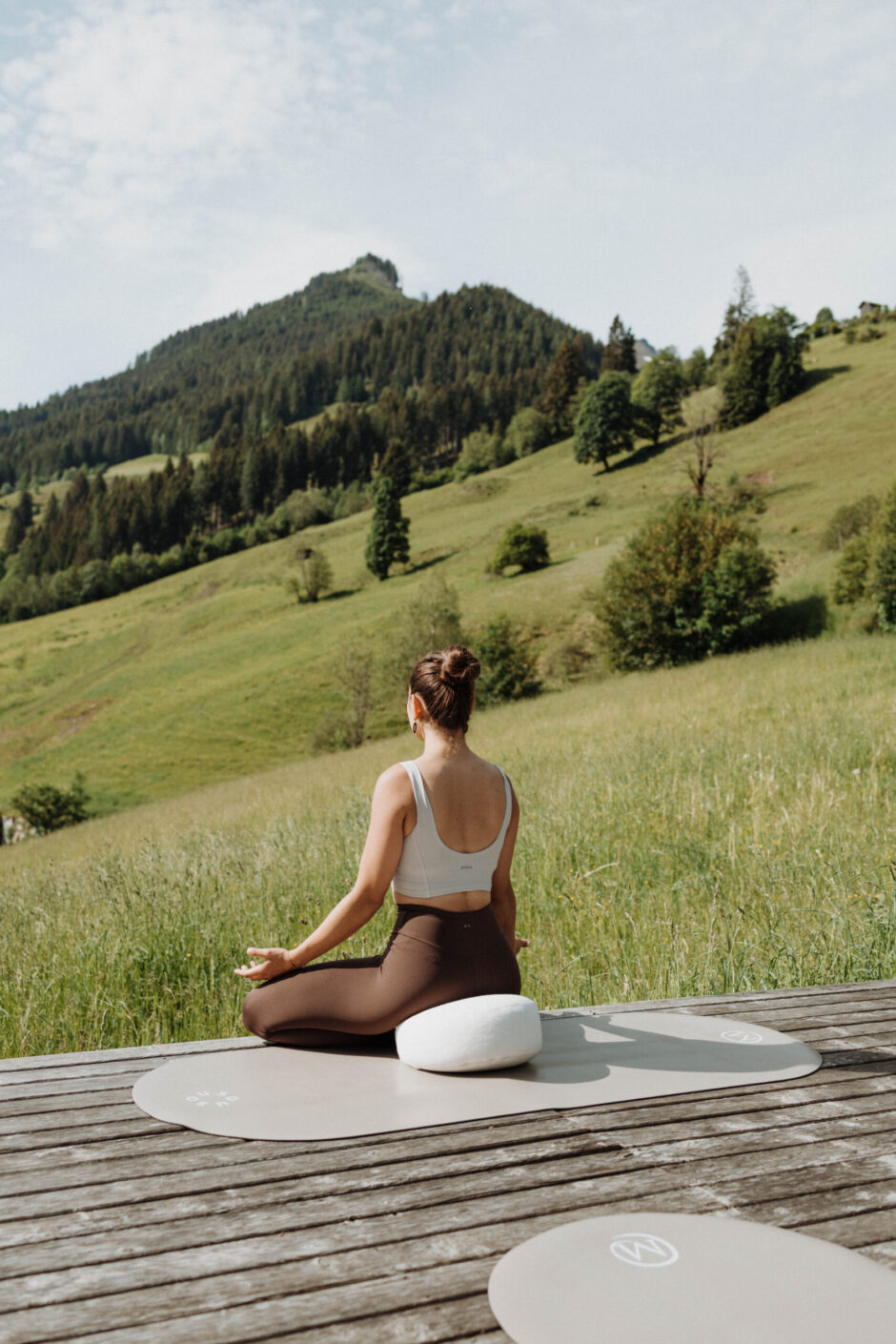 Yoga Plattform in den bergen
