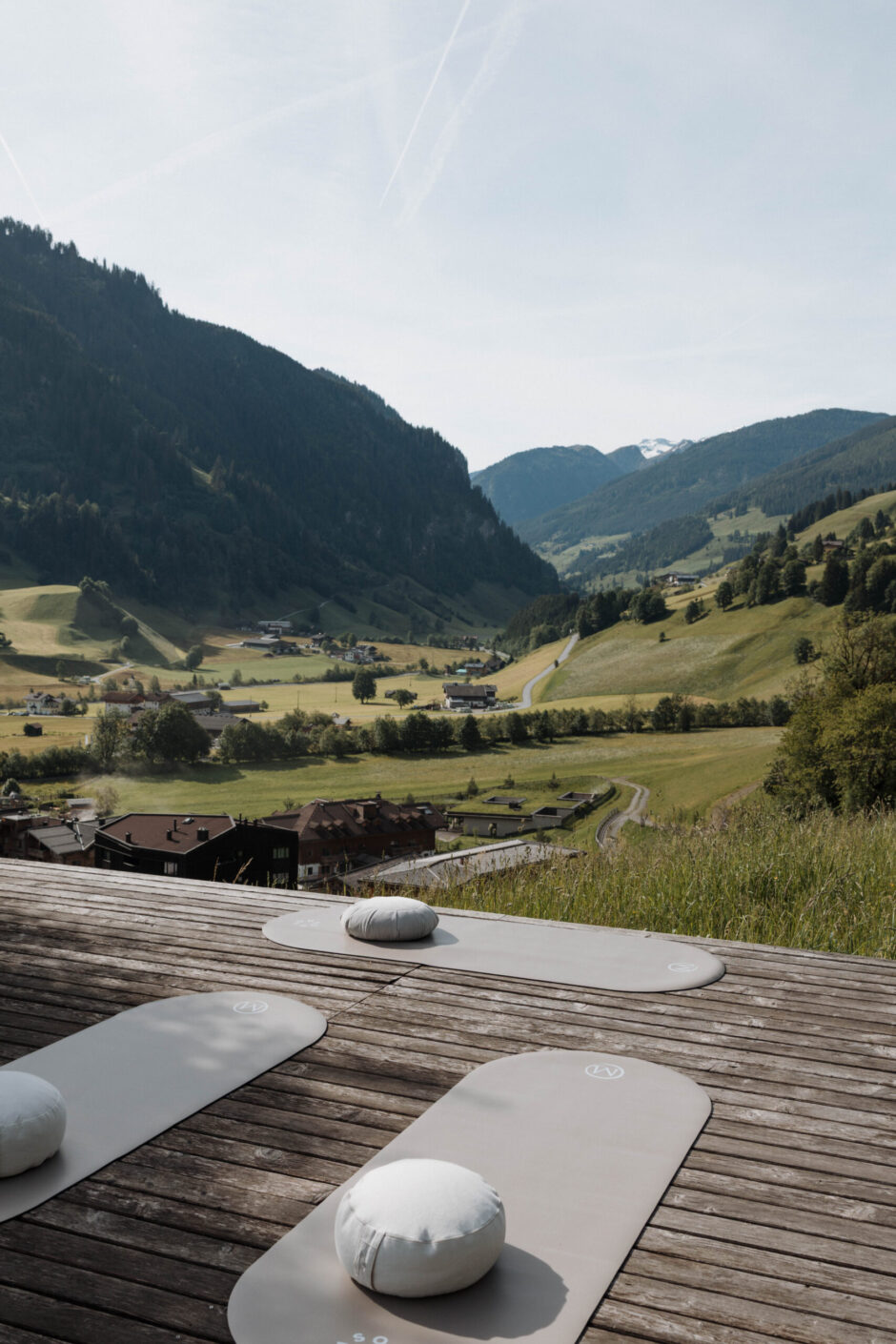 Yoga Plattform in den bergen