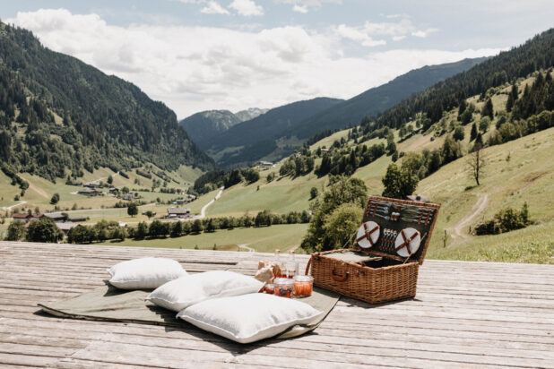 Picknick mit Aussicht auf die Berge