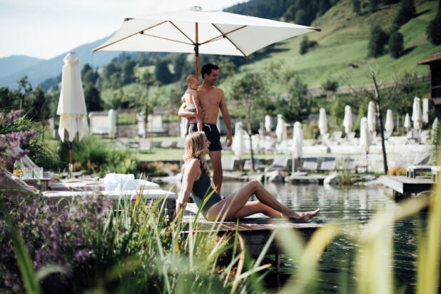 Familie am Natur Badesee am Moar Gut