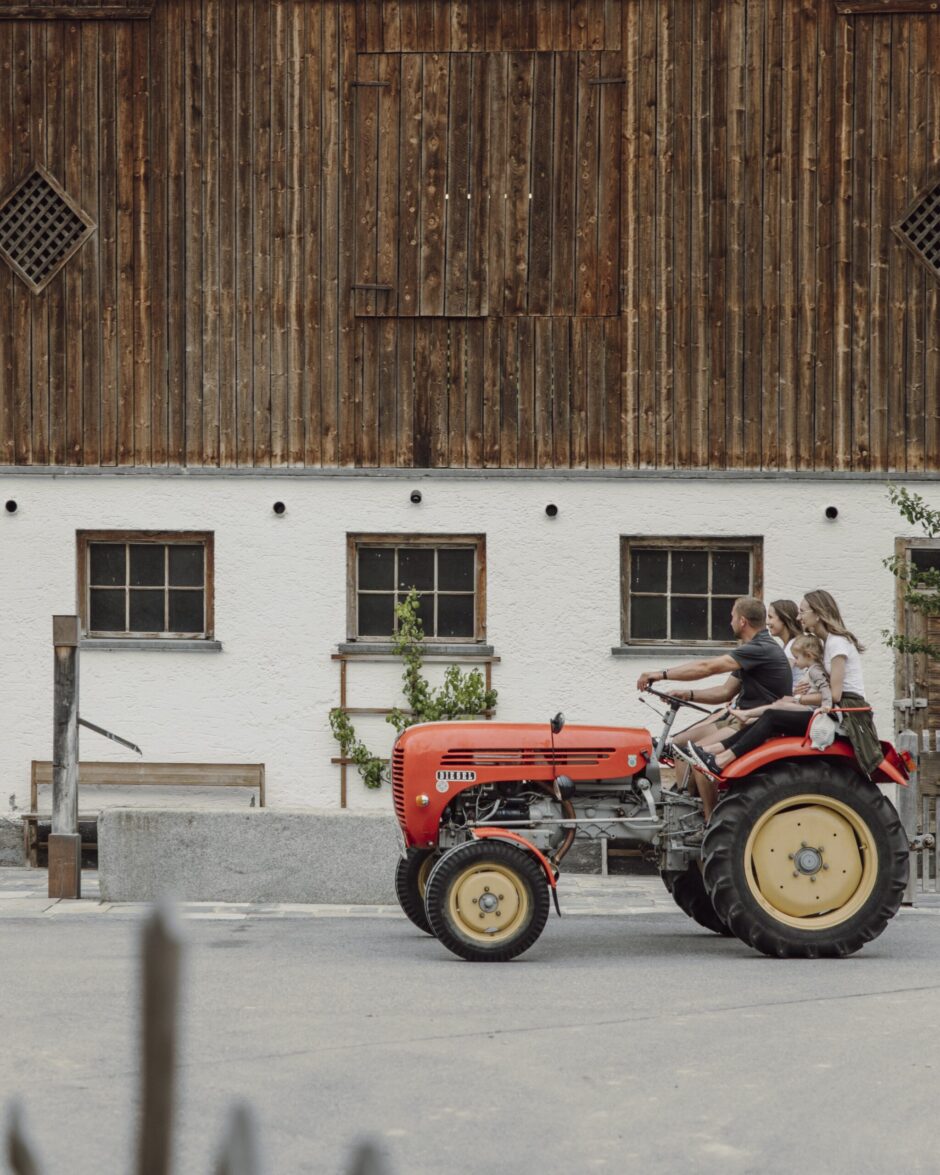 Kinder fahren beim Traktor mit