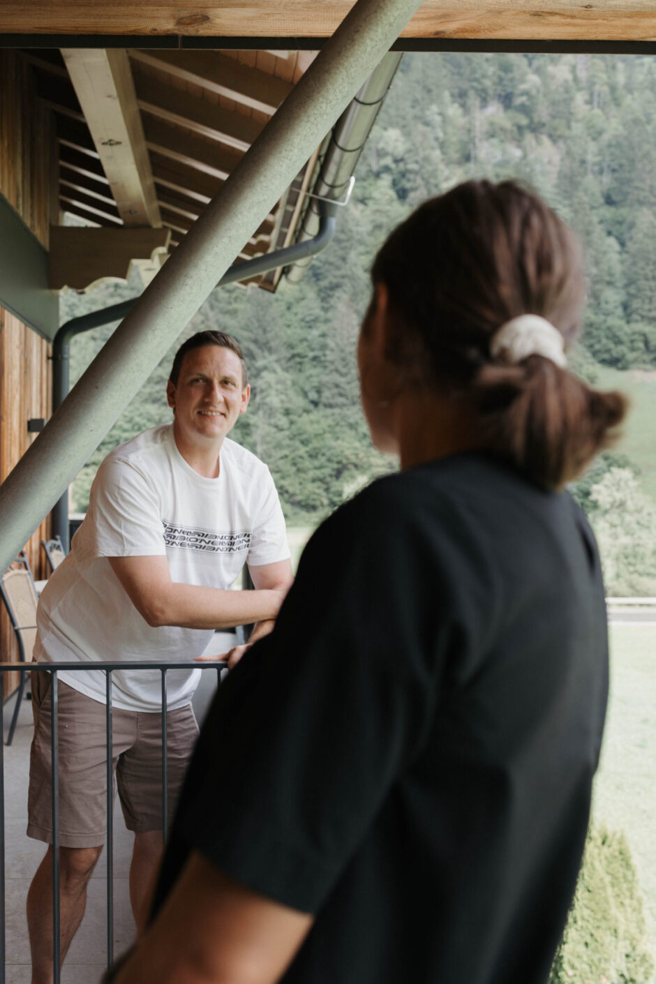 Gute Gespräche mit Kollegen auf dem Balkon der Teamlodge
