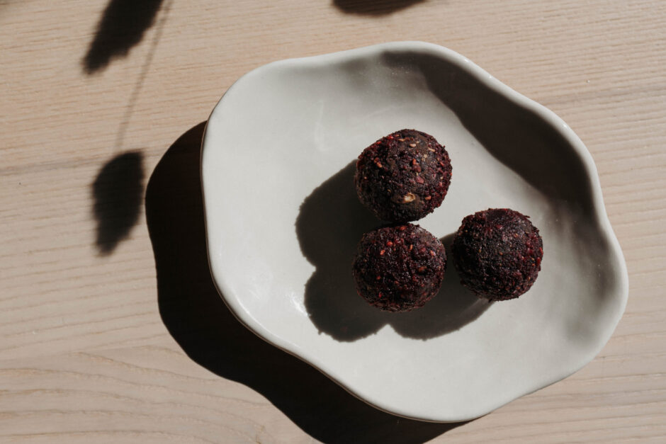 Energie Balls mit Kakaoe und schwarzen Bohnen